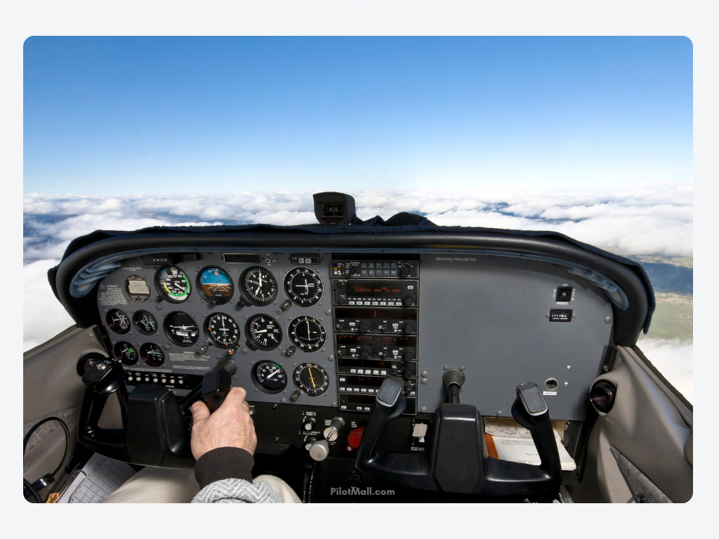 Piloto em vôo nivelado com vista das nuvens na cabine - Pilot Mall