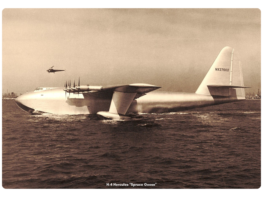 H-4 Hercules Spruce Goose hidroavión en el agua
