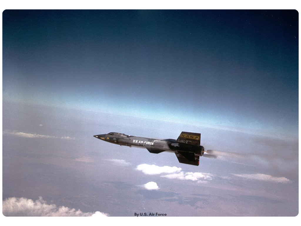 Aviones militares norteamericanos X-15 alejándose