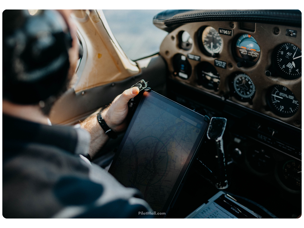 Un piloto usando un soporte de yugo para su iPad