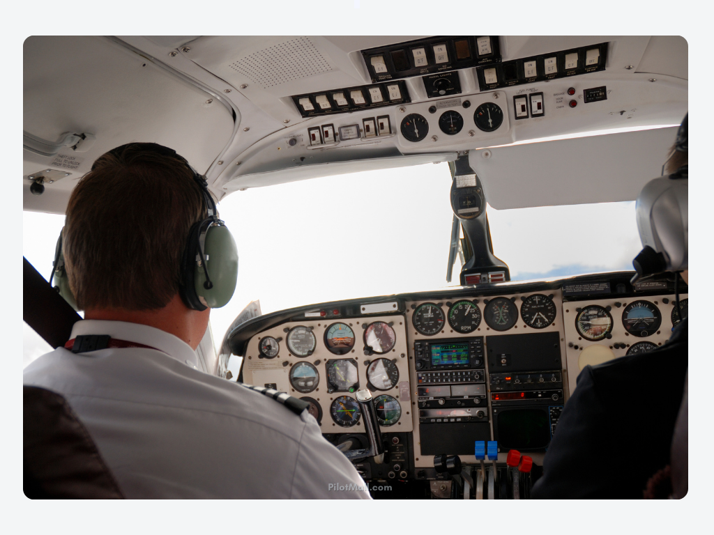 Pilotos en una cabina mirando el IMC - Pilot Mall
