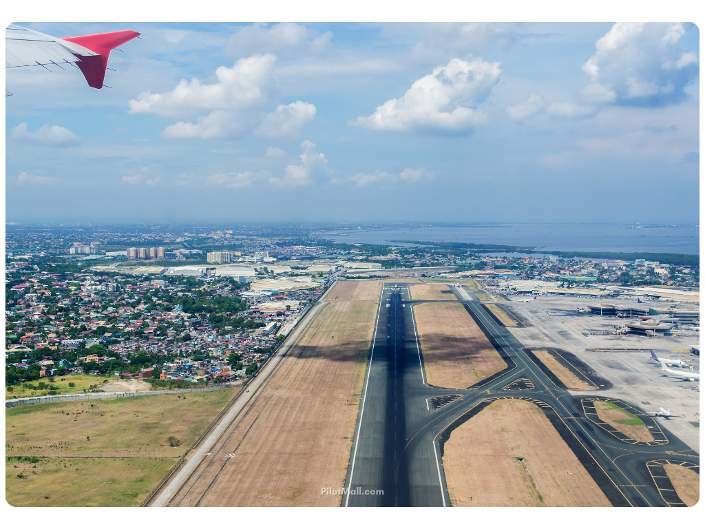 Avión en patrón de tráfico sobre la pista - Pilot Mall