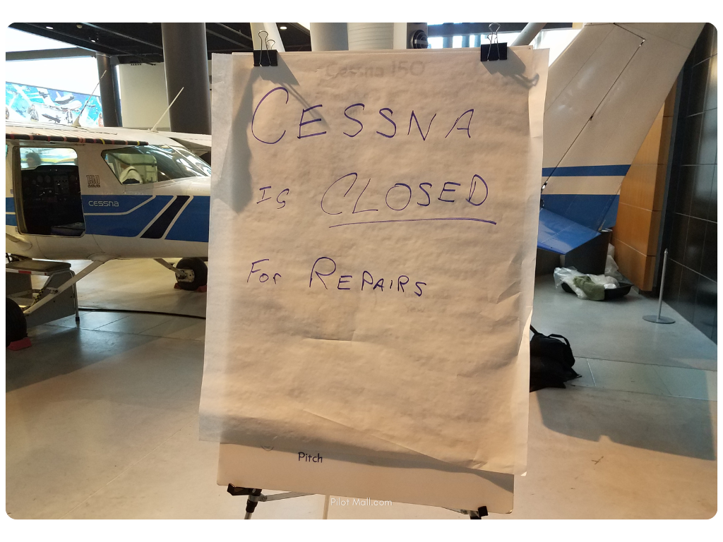 Placa que diz que Cessna está fechado para reparos - Pilot Mall
