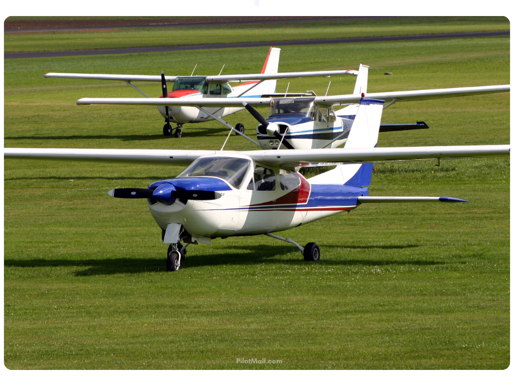 Tres aviones Cessna sobre la hierba