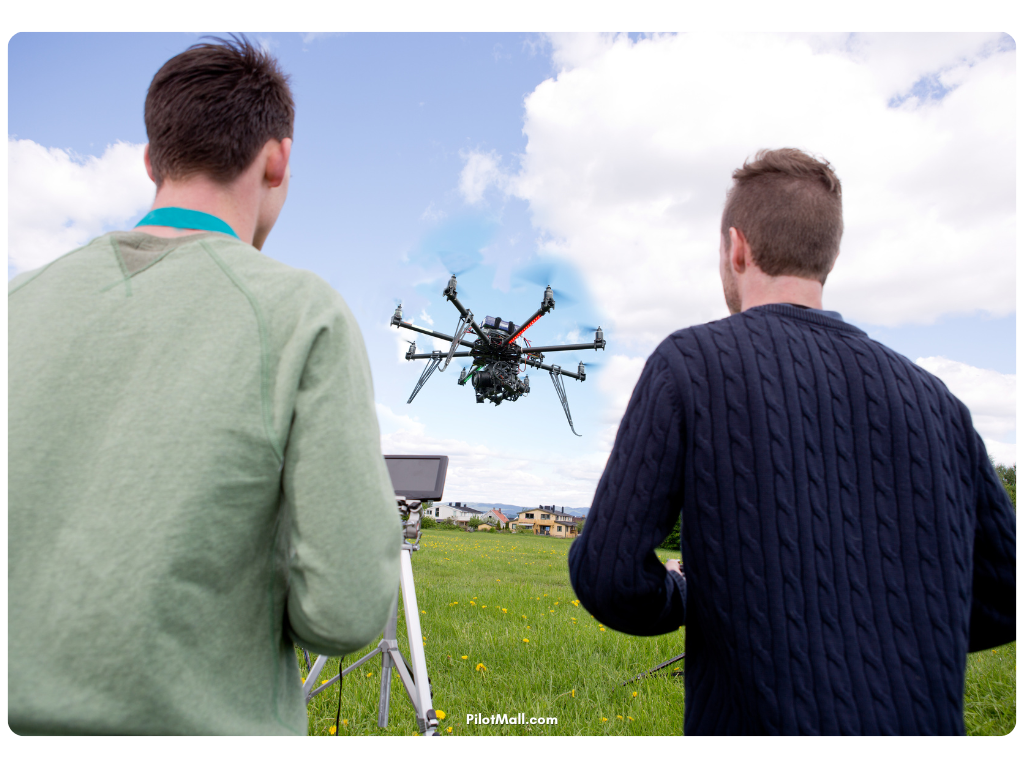 Dois homens operando um drone comercial - Pilot Mall