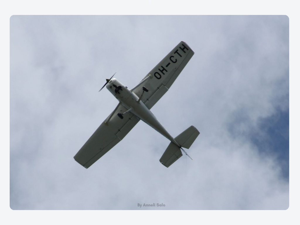 Vista de los bajos de un Cessna 152 Por Anneli Salo