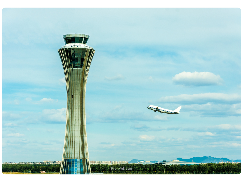 Torre de controle do aeroporto com avião voando ao fundo