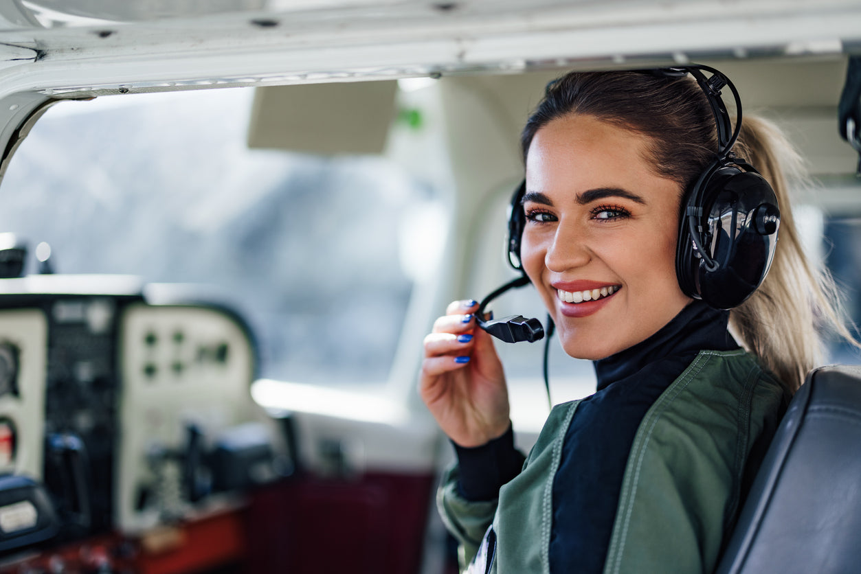 Frecuencias comunes de aviación: una guía de comunicación para pilotos