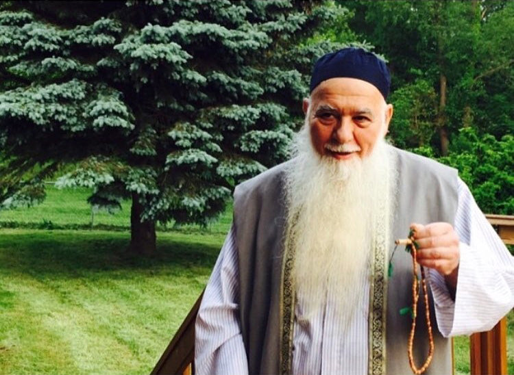 Shaykh Hisham Kabbani wearing a pleated top kufi hat.