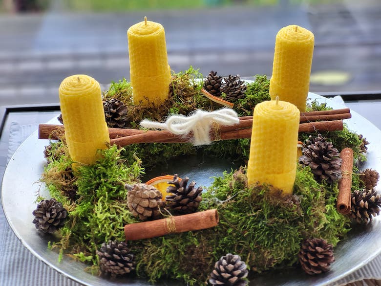Adventskranz mit gedrehten Bienenwachskerzen
