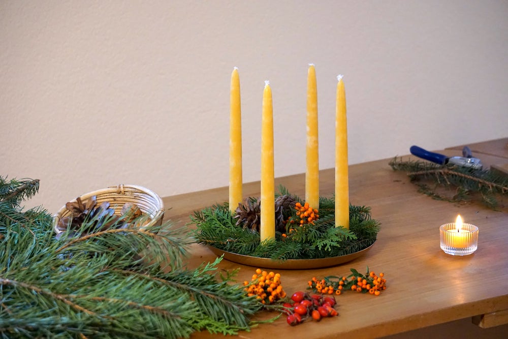 Adventskranz mit Bienenwachs Dinnerkerzen