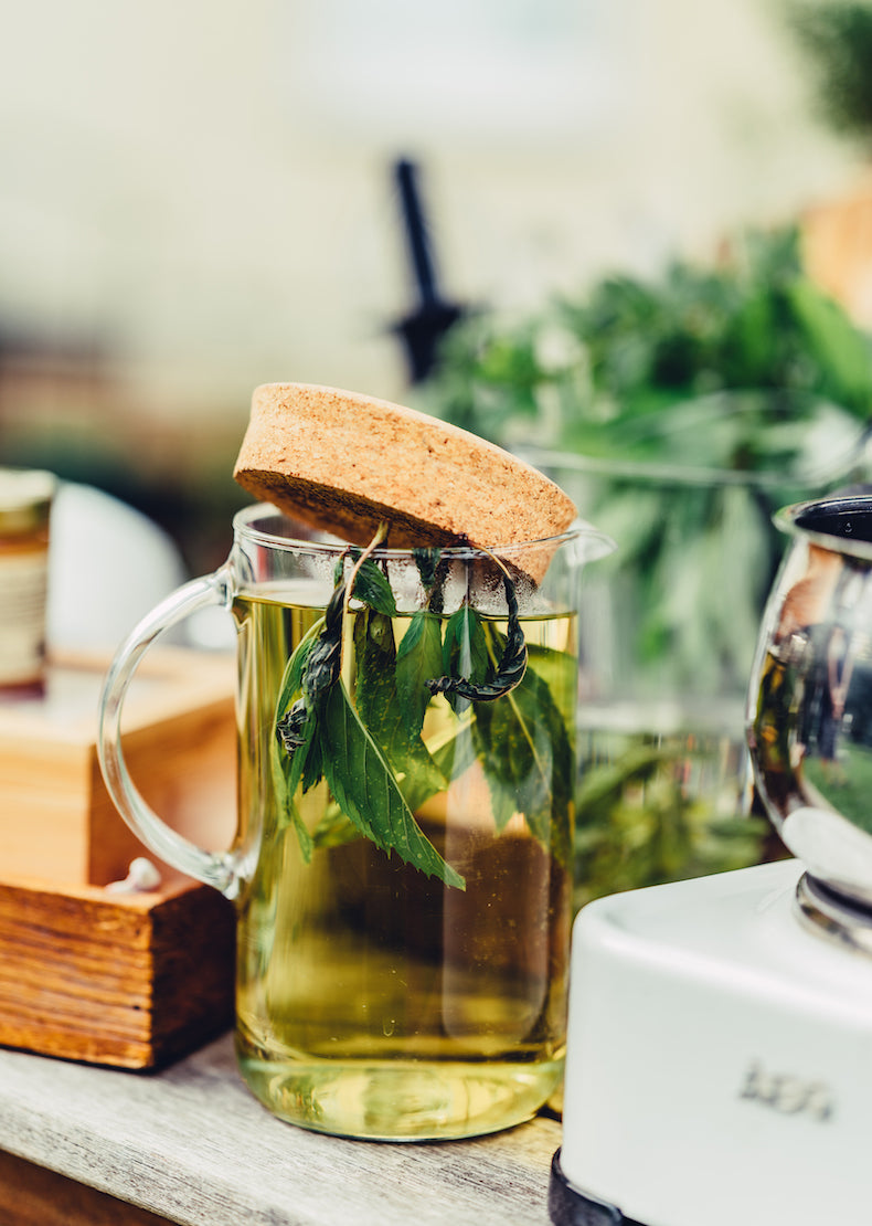 Kräuterlimonade mit Honig