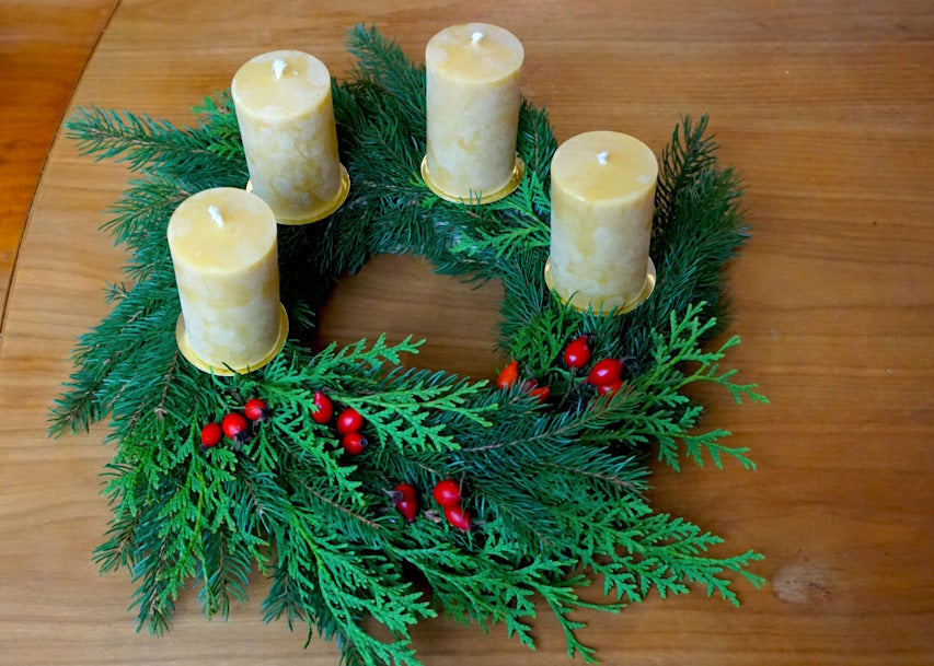 adventskranz mit bienenwachskerzen