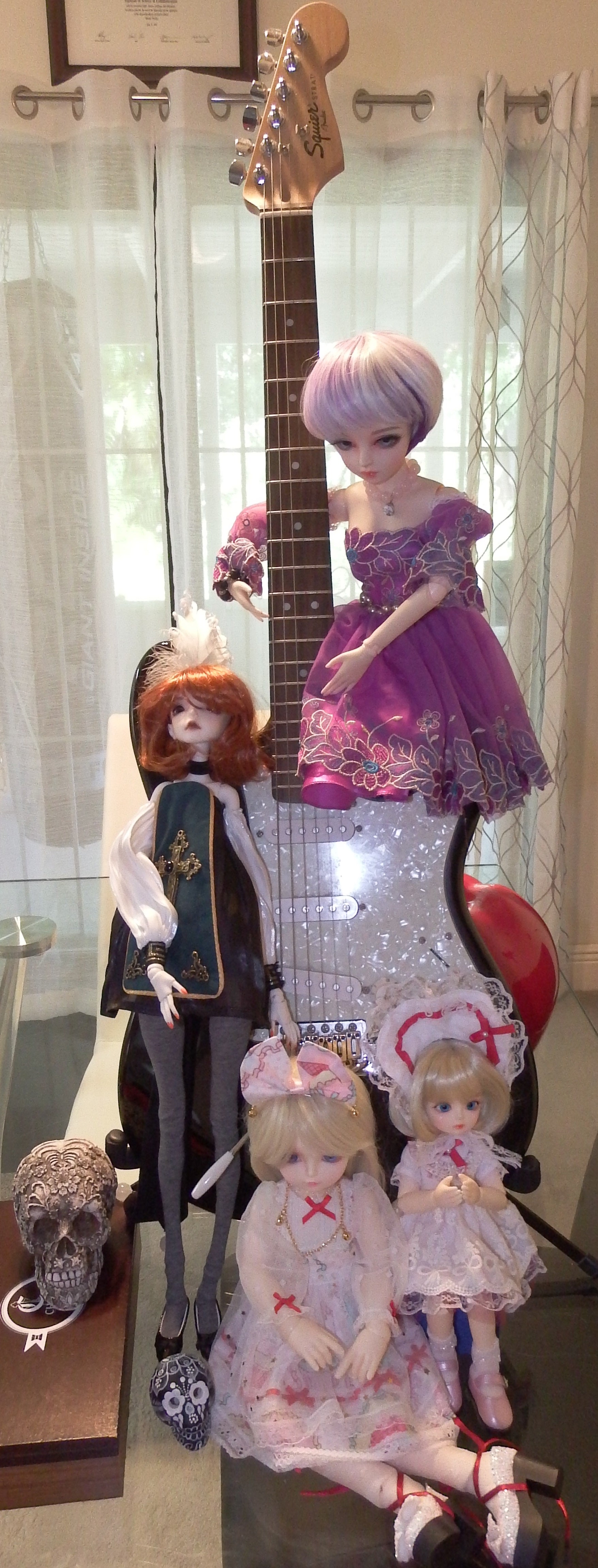 artsy sister, bjd doll, electric guitar