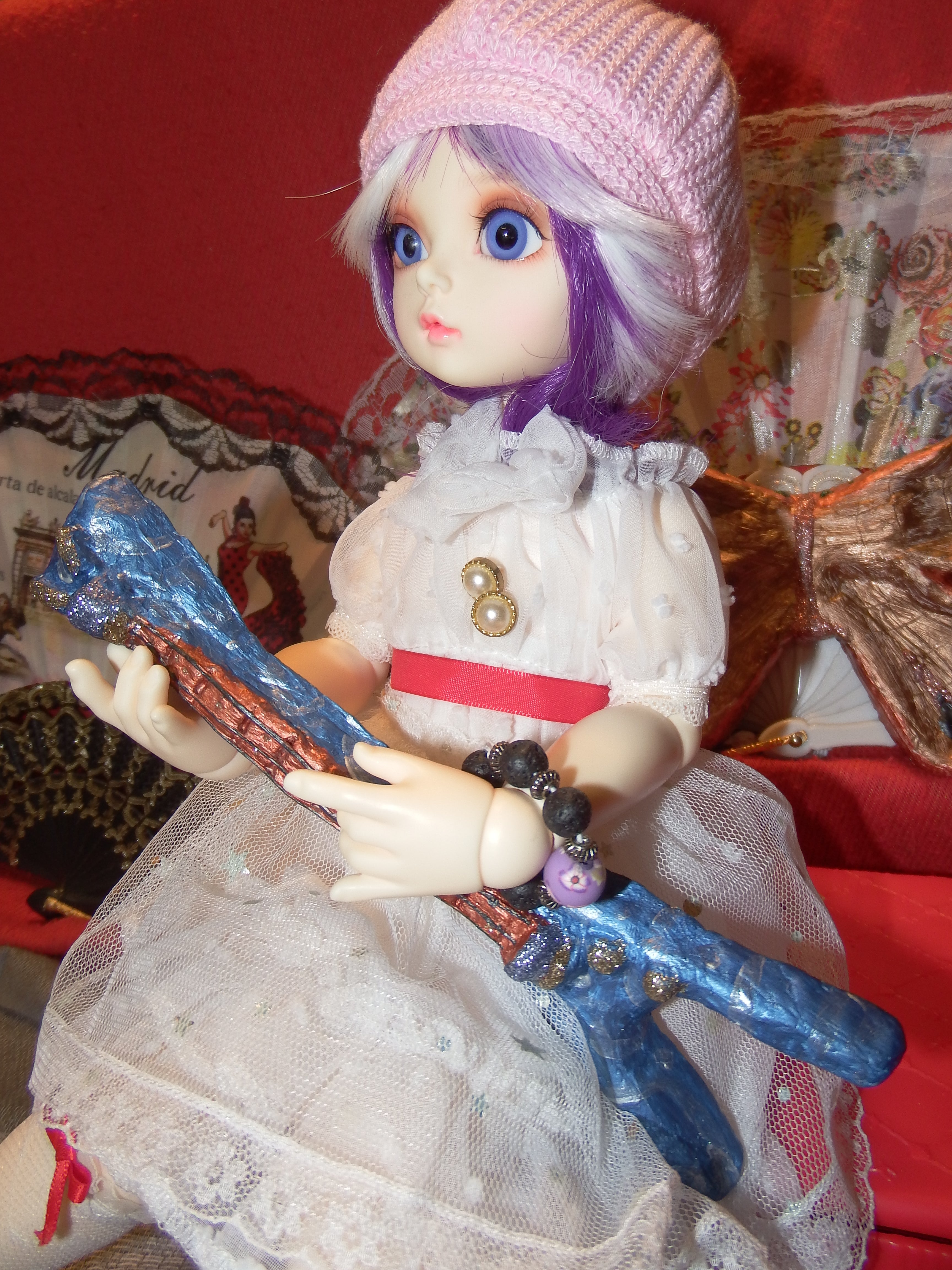 artsy sister, bjd doll, music instrument
