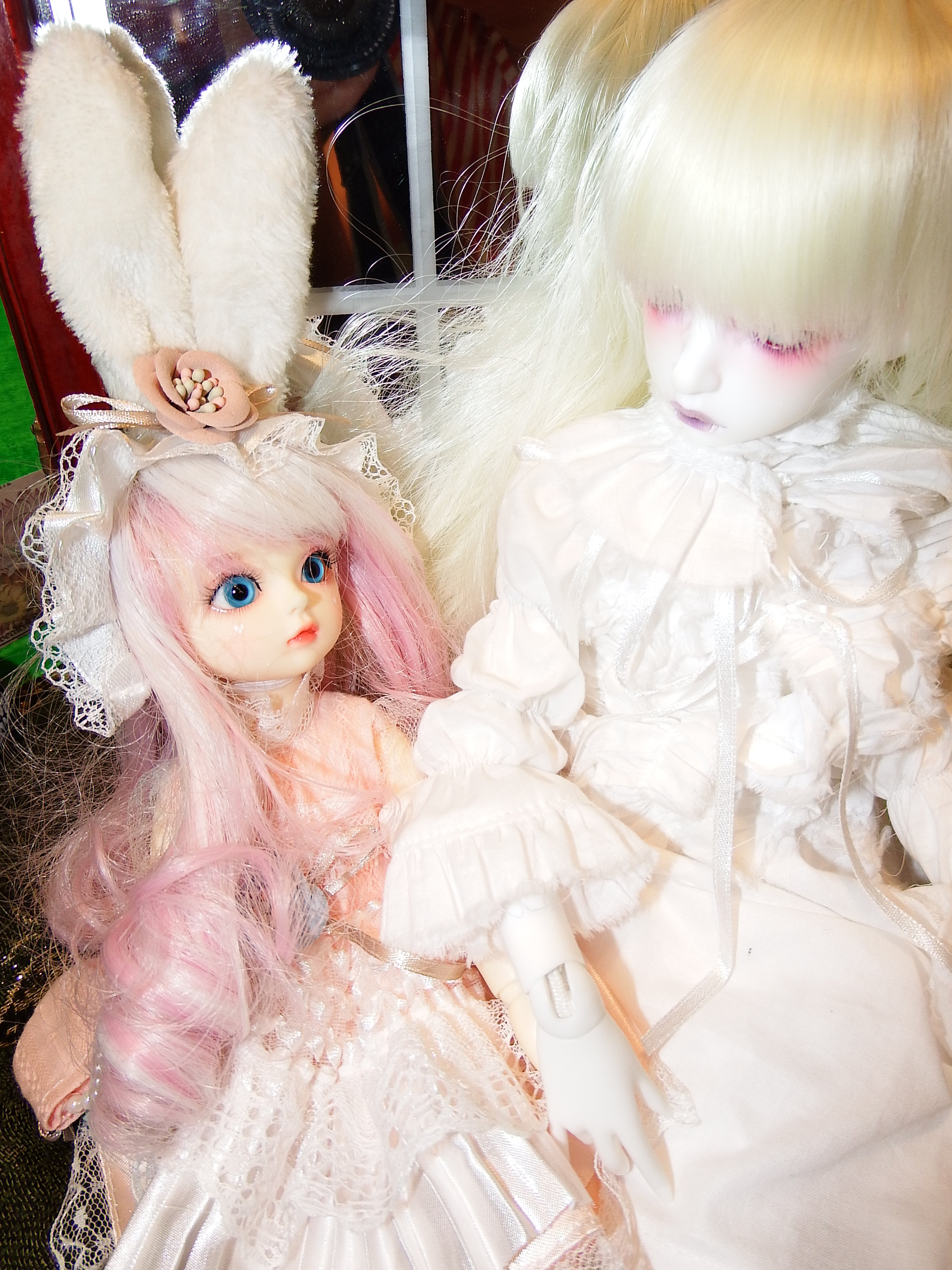 artsy sister, pink hair, cute dolls