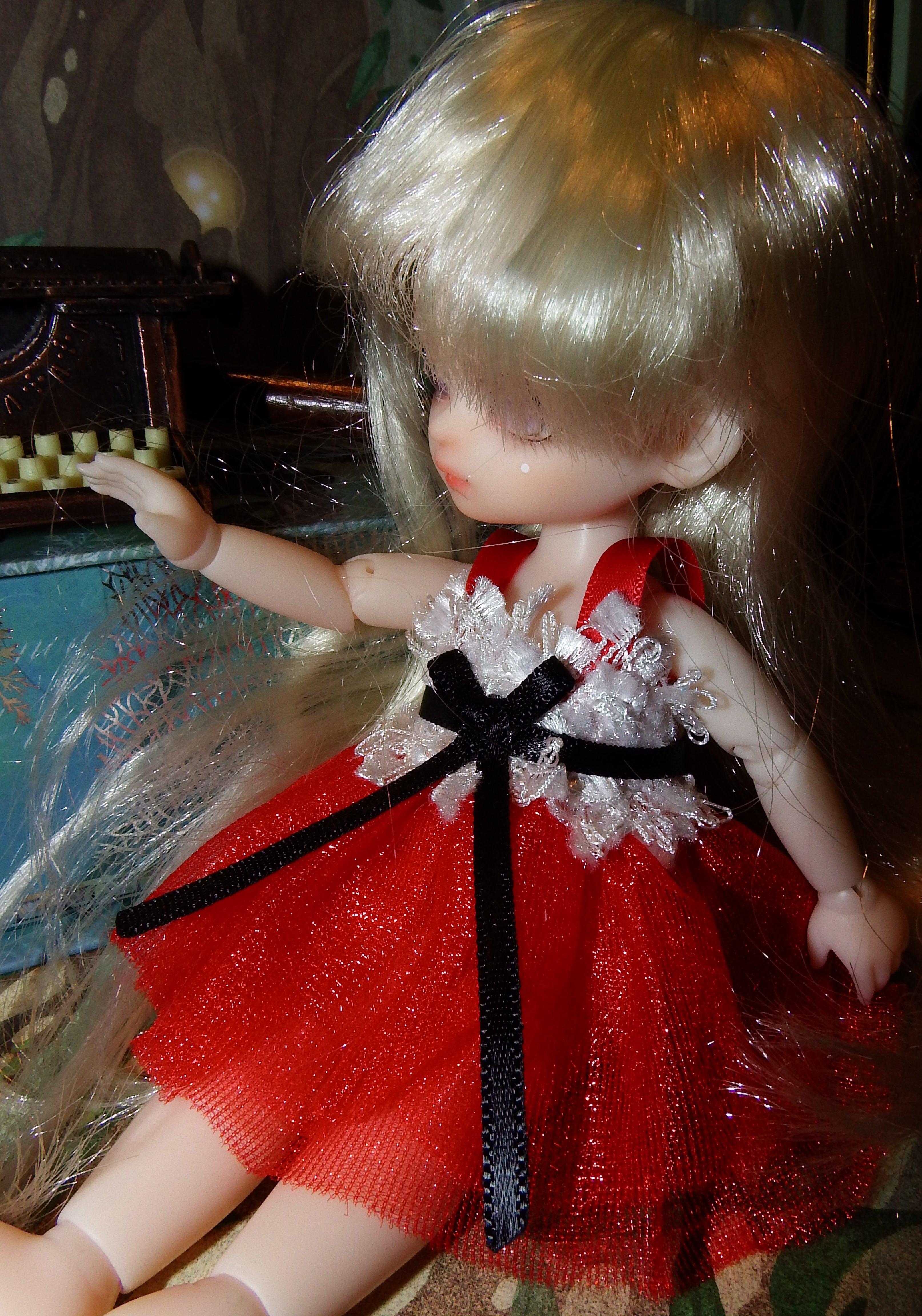 artsy sister, bjd doll, red dress