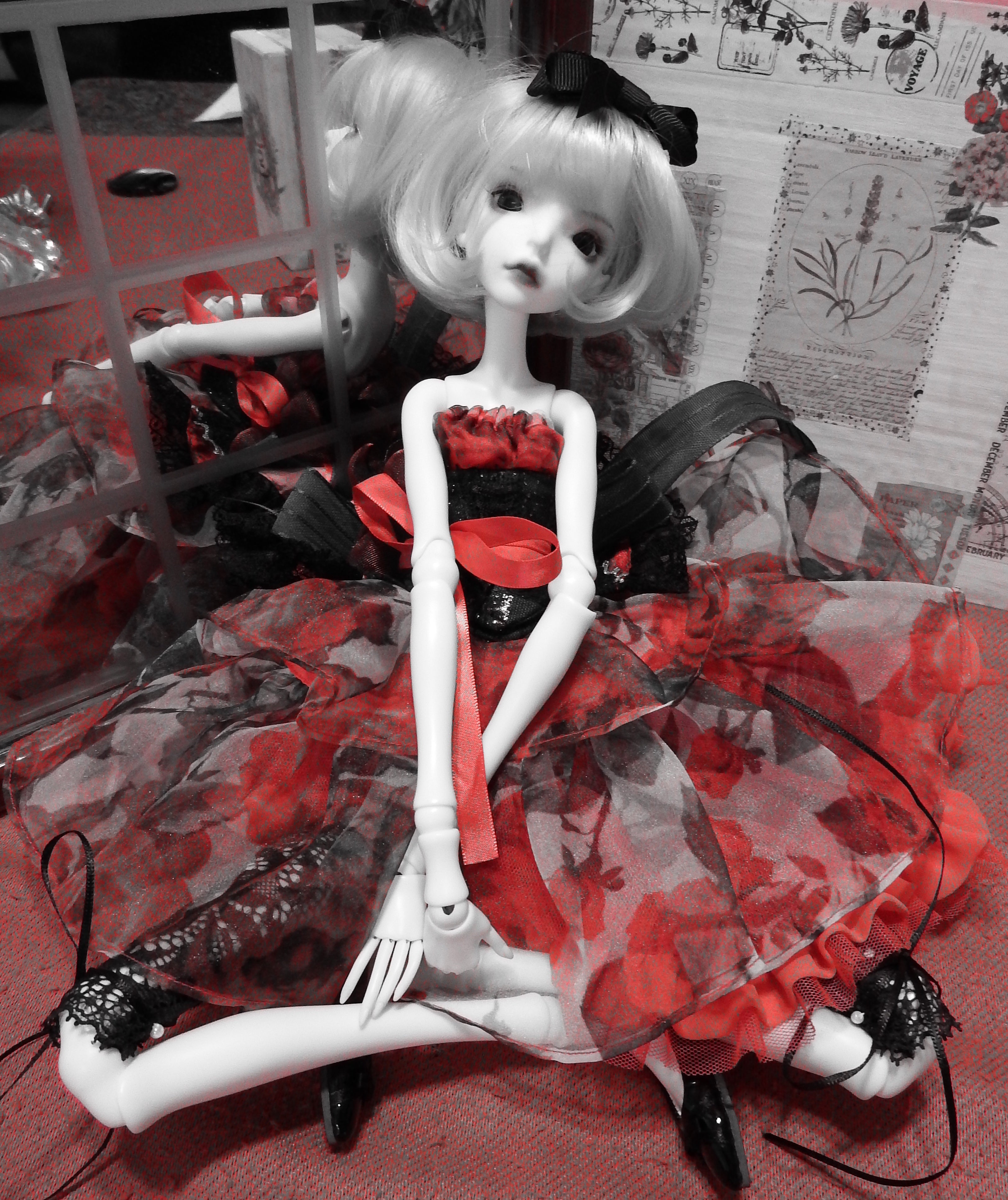 artsy sister, monochrome, red bjd