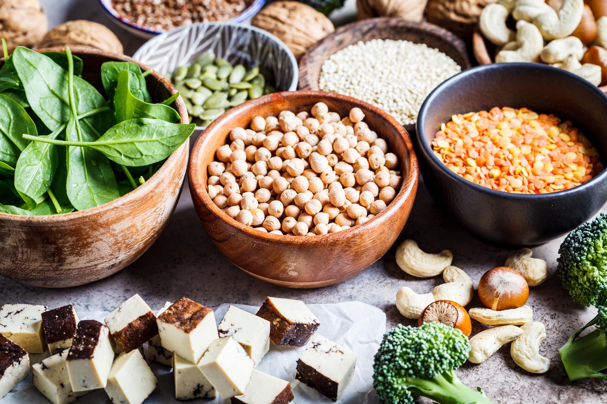Complete vs incomplete proteins: tofu, chickpeas, lentils, nuts, spinach, and broccoli