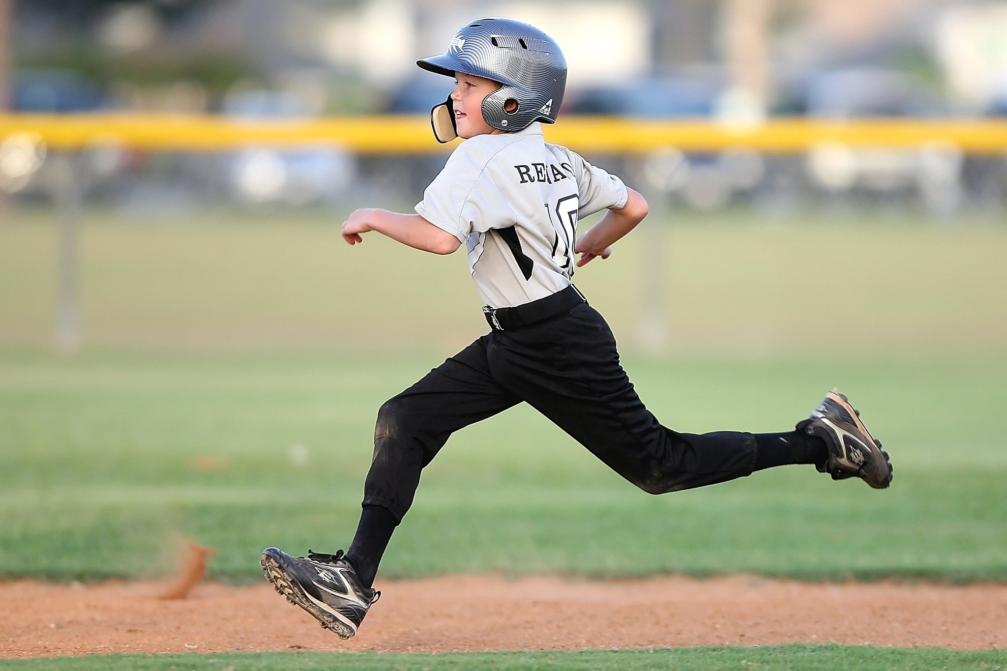 Young baserunner fueled by the best protein powder for kid athletes is running the bases