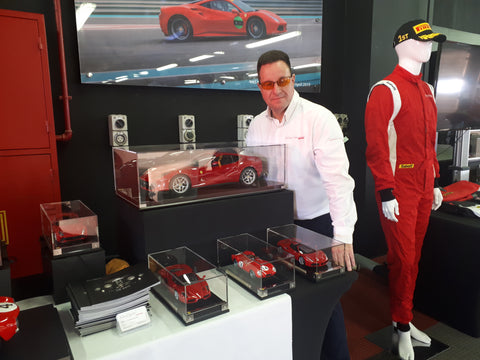 Amalgam销售员Stephen Hurn在阿联酋迪拜赛道Passione Ferrari活动日上展示了Amalgam模型