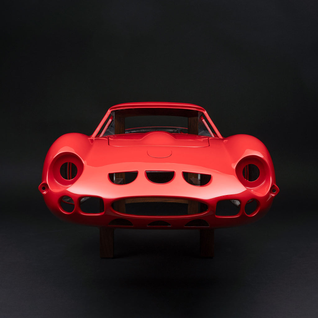 Die Nachbildung der lackierten Aluminiumkarosserie des Ferrari 250 GTO