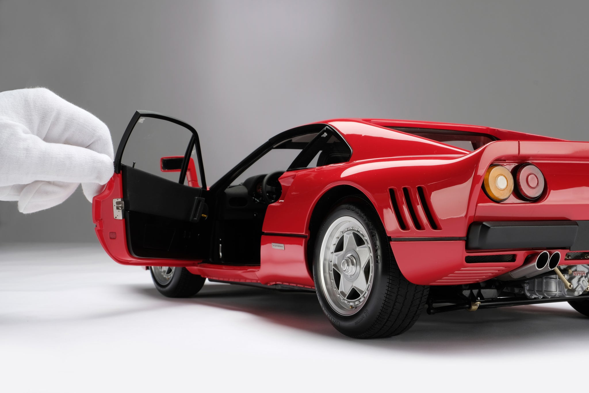 フェラーリ 288 GTO バック 1:18 スケール モデルと新しい 1:8 画像で