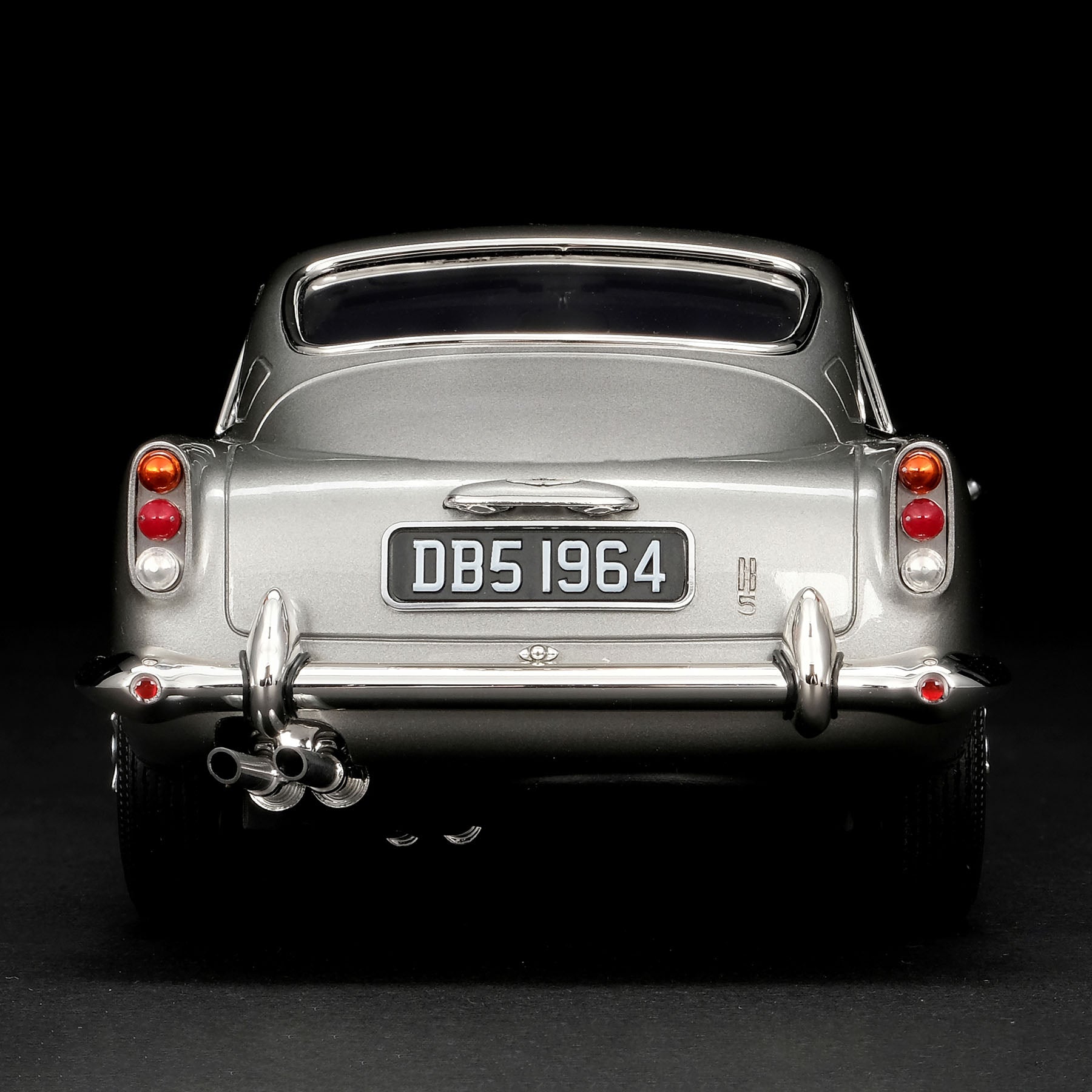 Aston Martin DB5 Vantage a escala 1:18