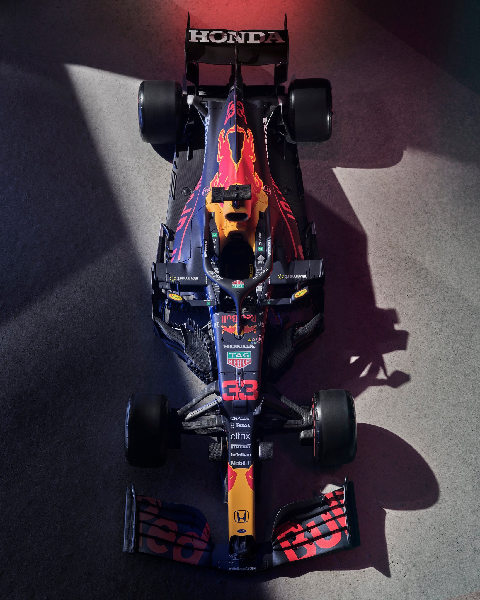 Red Bull Racing Honda RB16B a escala 1:8 de Amalgam Collection, fotografiado por Mitch Payne
