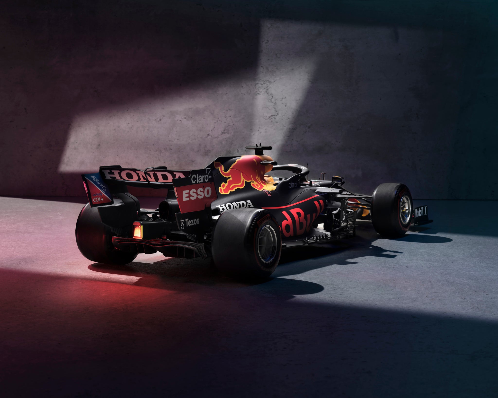 Red Bull Racing Honda RB16B a escala 1:8 de Amalgam Collection, fotografiado por Mitch Payne