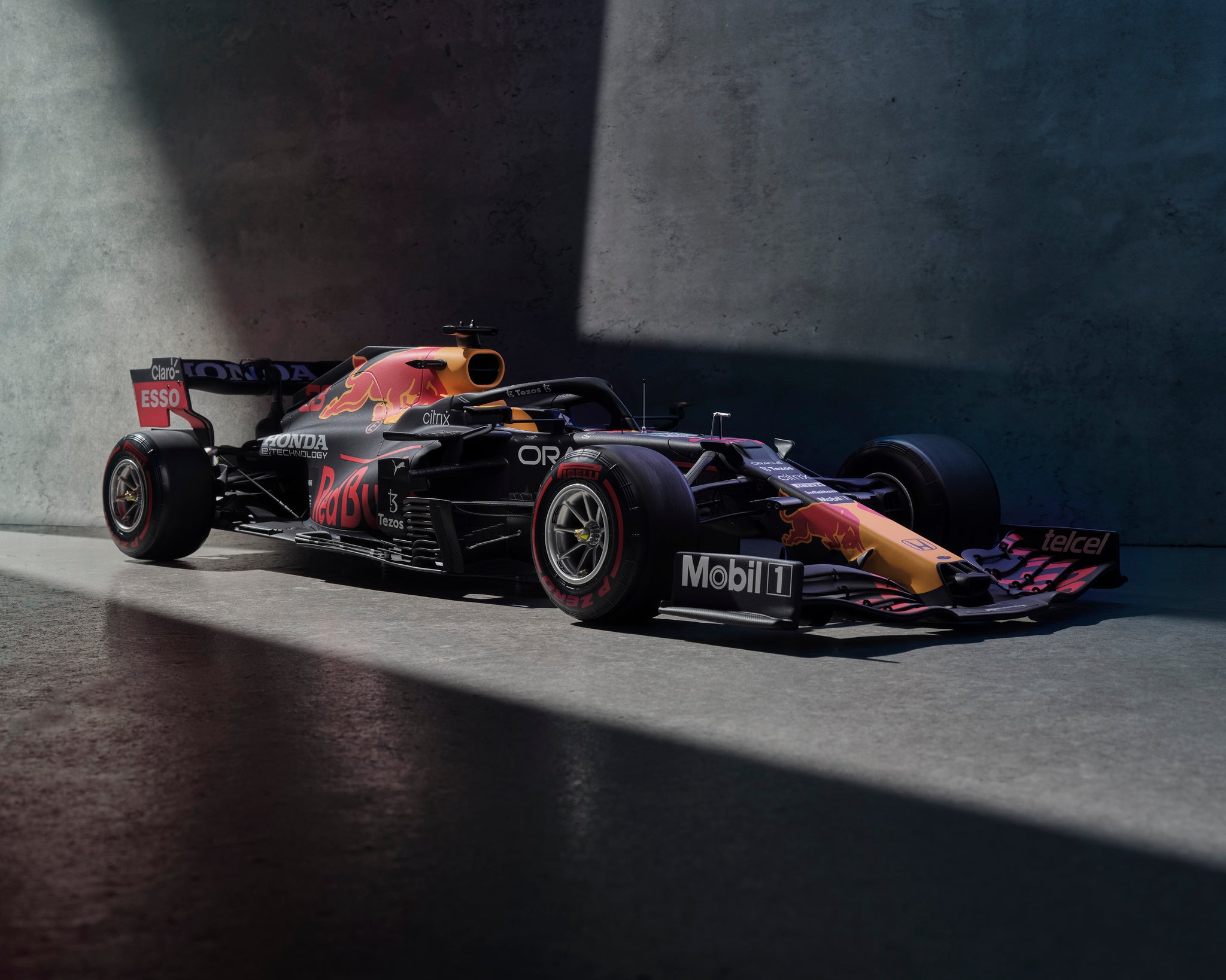 Amalgam Collection による 1:8 スケールの Red Bull Racing Honda RB16B、Mitch Payne 撮影
