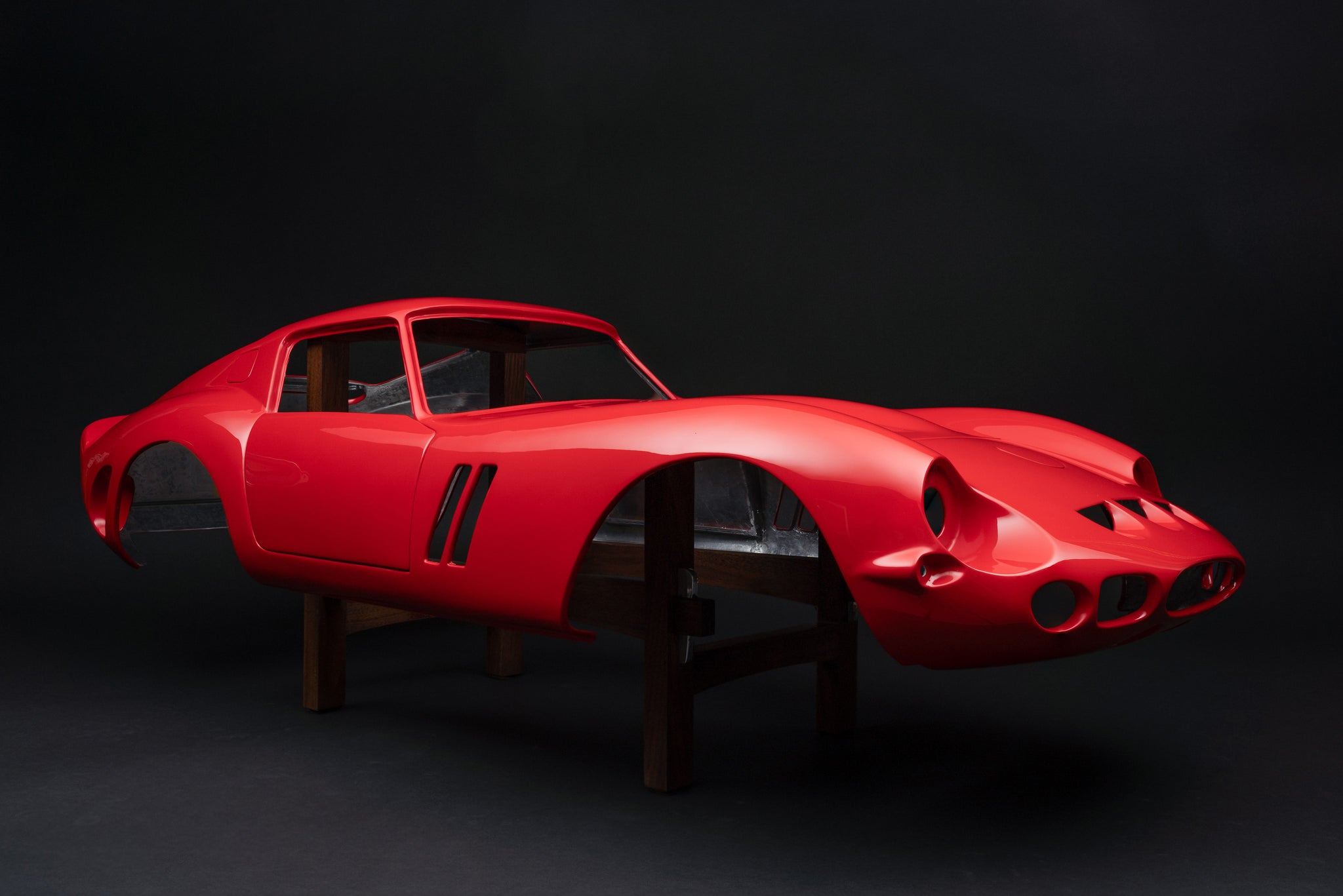 Die Nachbildung der Karosserie des Ferrari 250 GTO aus lackiertem Aluminium