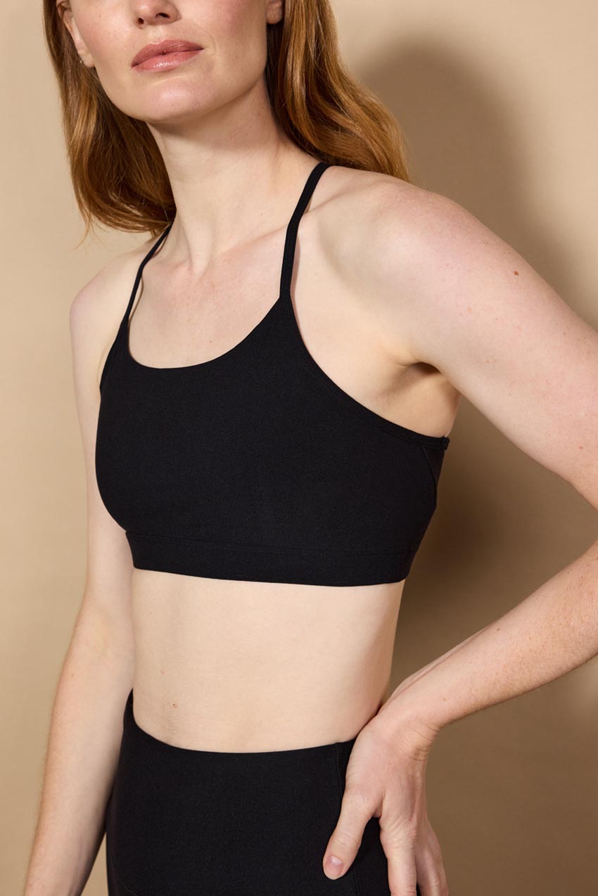 Get our ➤ SAND TIMELESS SQUARE NECK SPORTS BRA (fit: body fit) with  removable padded cups and a square neckline for medium coverage!