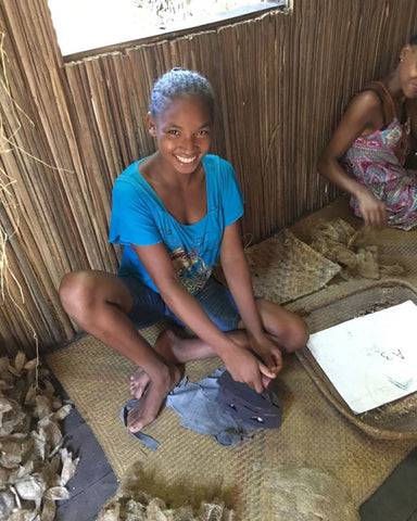 Made in Madagascar - Weaver Artisan