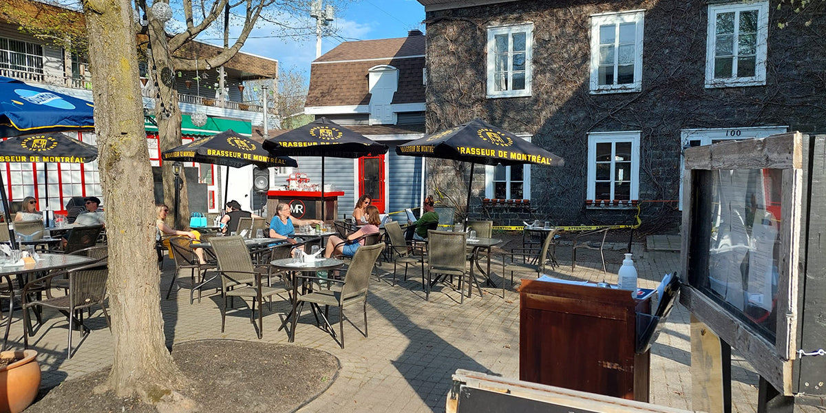 Auberge Québec - La Maison Rousseau: Rustic atmosphere & Terrace