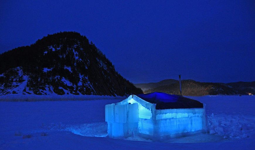 Live an experience as a couple of ice fishing in an Igloo