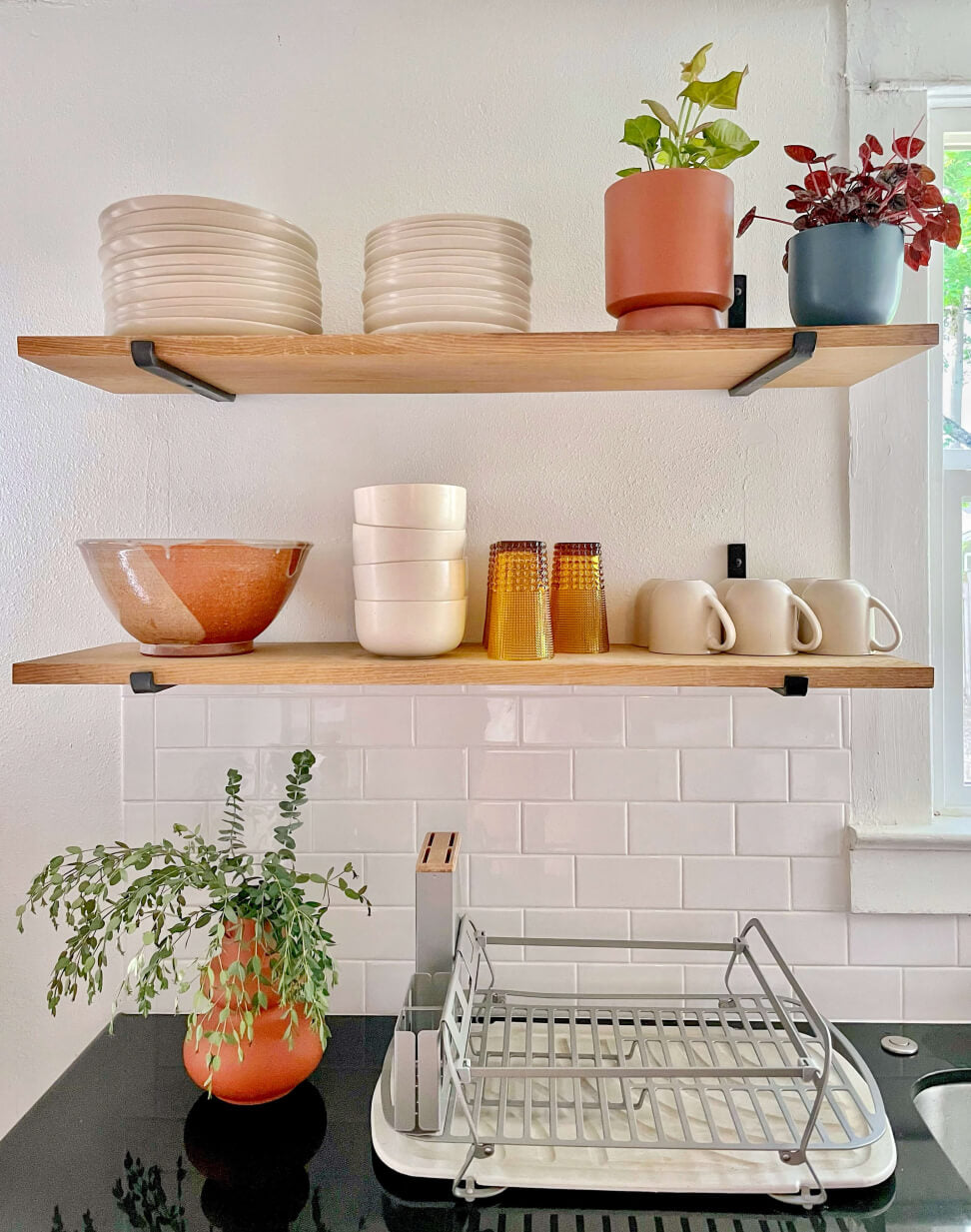 Shelf with pink and orange dishes