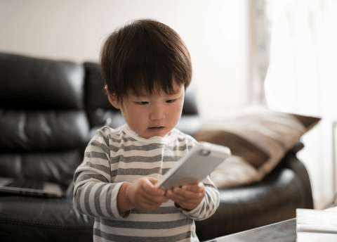 kids on phone exposed to blue light