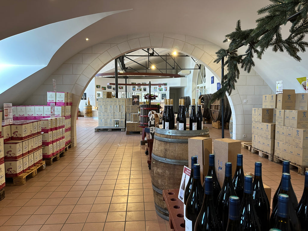 La boutique et son vaste caveau - La Cave Coopérative des Vignerons de Mont-Près-Chambord