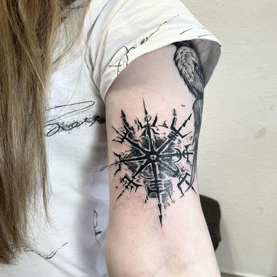 Tatouage Vegvisir femme