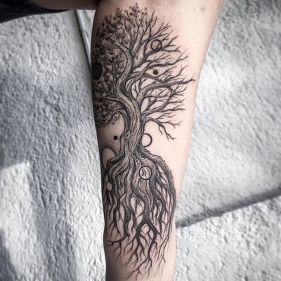 Tatouage Yggdrasil femme