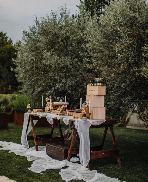 Outside table setup at the wedding 