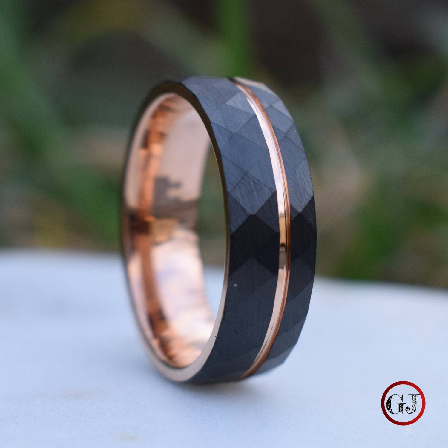 Minachting rammelaar kam Hammered 8mm Black Tungsten Ring with Rose Gold Accent – Tungsten Titans