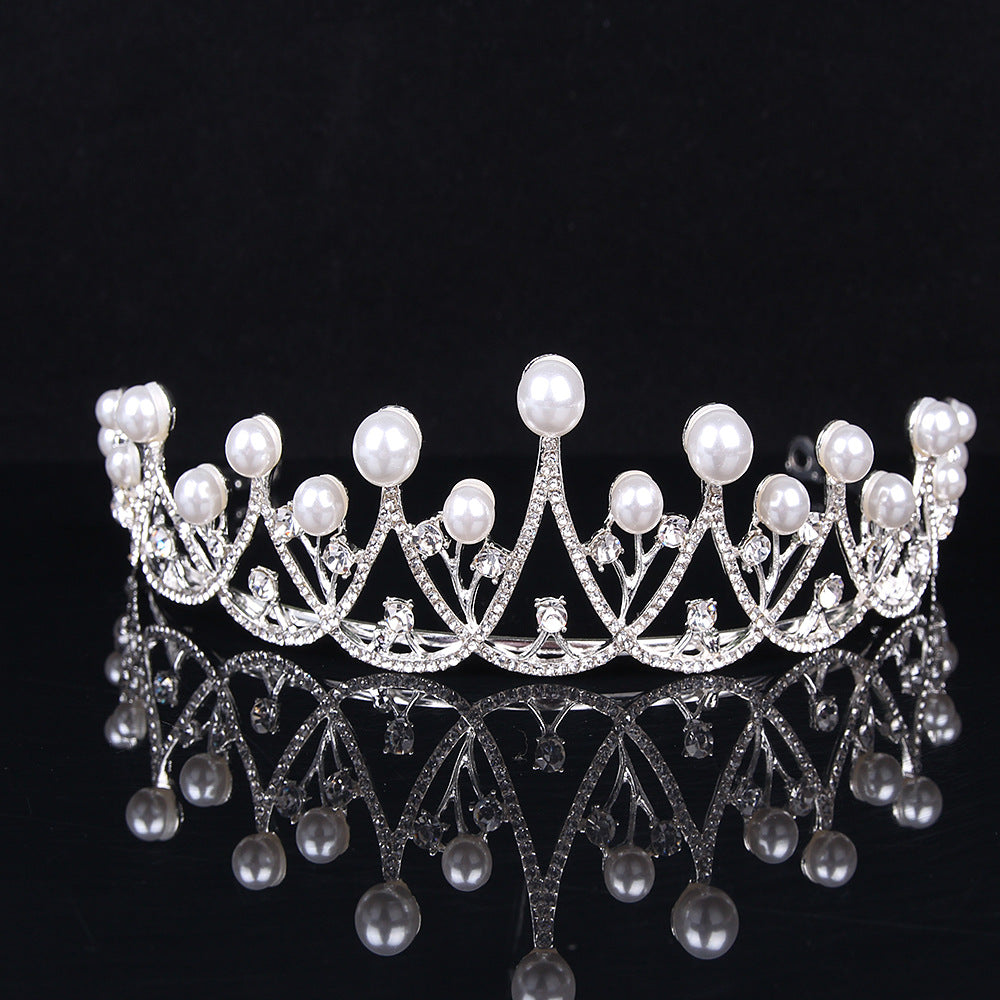 Coroana argintie cu strasuri de diamant si perle, o bentita pentru cap ca o coroana de regina, tiara, accesorii pentru par