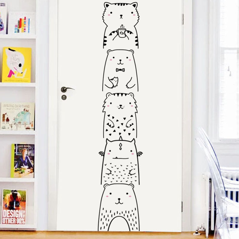 Stickere de perete sub forma de pisica sau ursulet, se pot aplica ?i pe u?a sau frigider