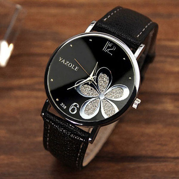 Ceas de mana pentru doamne, un ceas cu cadranul decorat cu un trifoi cu patru foi, model deosebit, incantator de ceas cu Quartz
