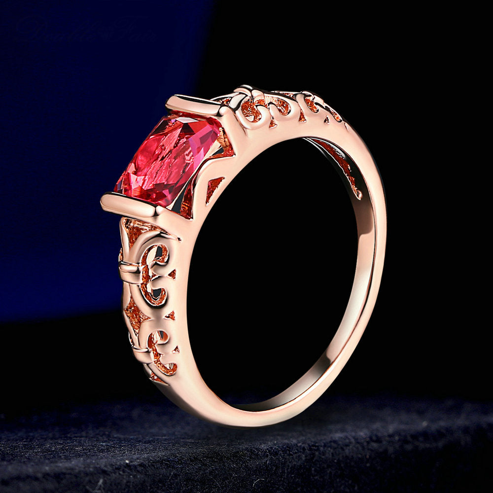 Inele cu cristal rosu, de culoarea aurului roz, pentru logodna sau casatorie, din gama bijuteriilor de dama moderne, pentru femei