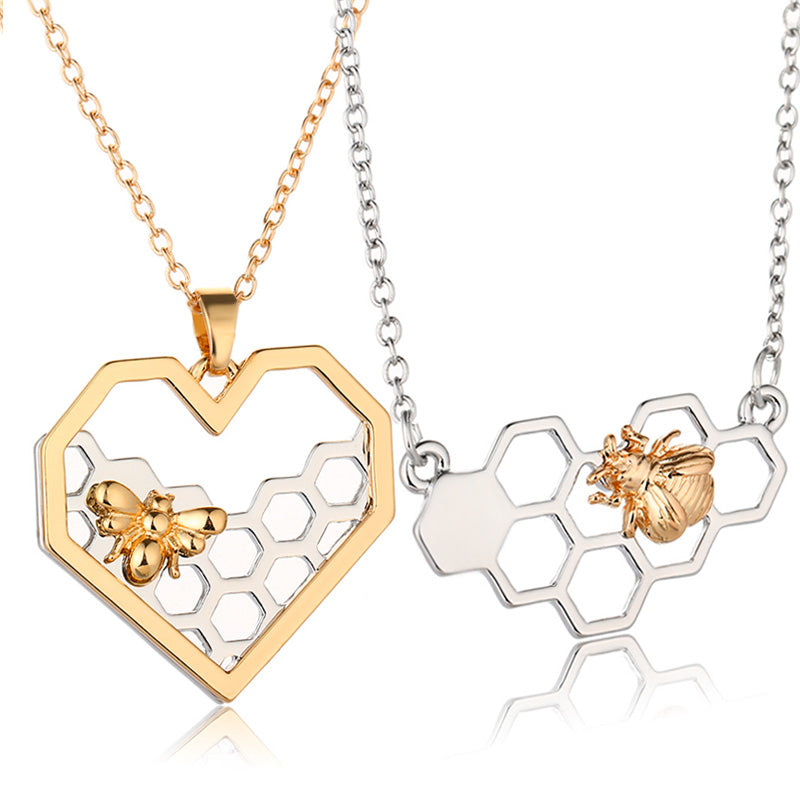 Colier cu pandantiv in forma de inima cu fagure de miere sau in forma de fagure model neregulat cu albina, o bijuterie tip choker, de petrecere, de oferit cadou pentru fete si femei