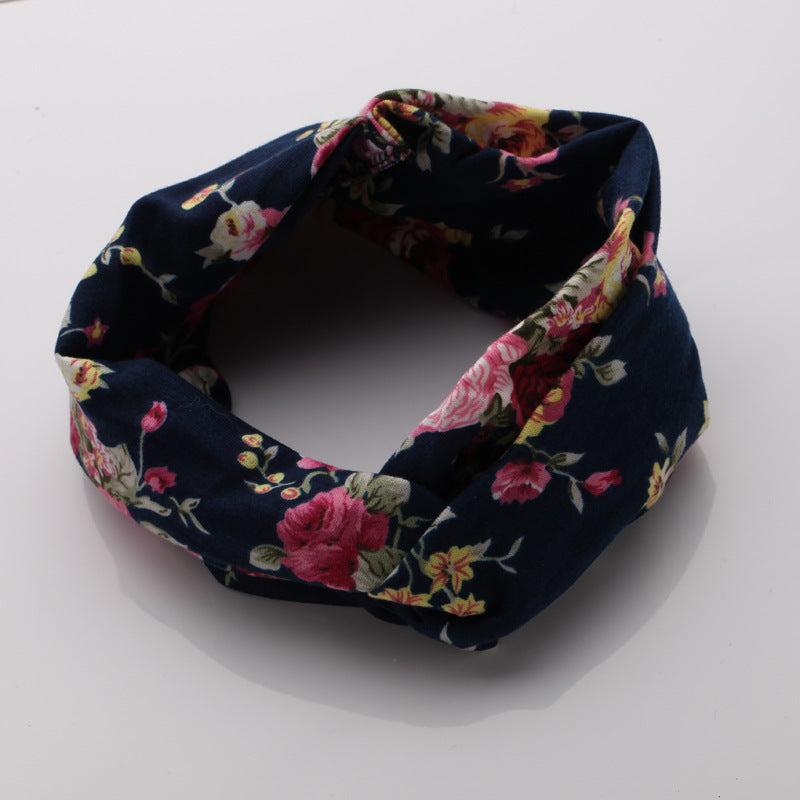 Turban elastic de dama, lat, retro, cu imprimeu floral, o bentita de par rasucita si inodata, model etno