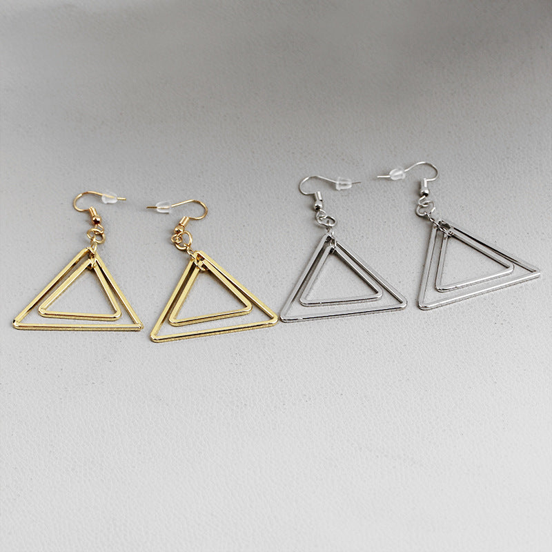 1 pereche de cercei simpli, in forma triunghiulara